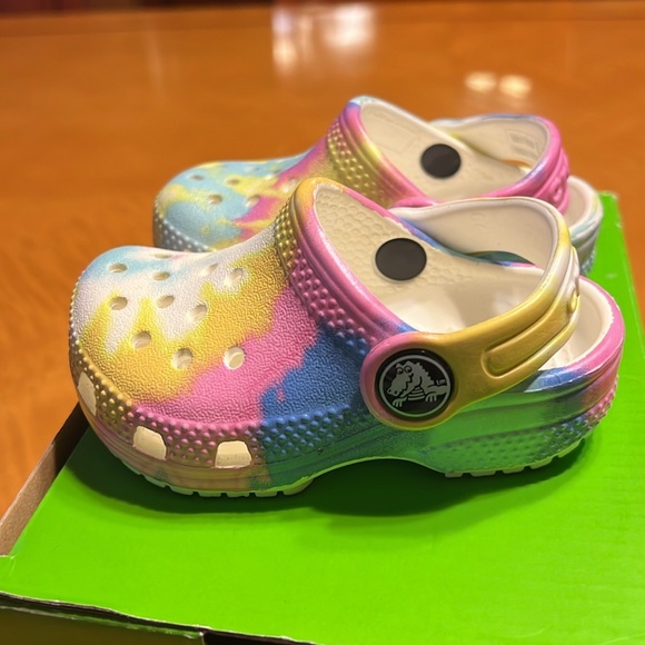 GIRLS TODDLER SIZE 4 CROCS, MEW NEVER WORN - Picture 3 of 9